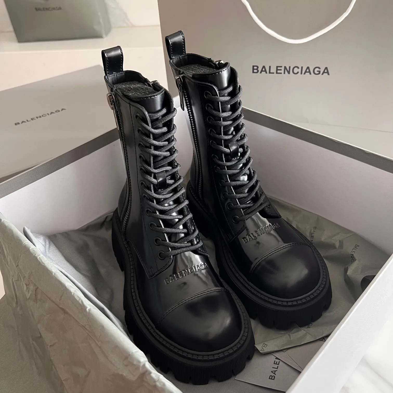 👟👟Ex-factory price p720👟👟 Women's shoes Women's clothing Women's shoes Women's clothing BALENCIAGA# Balenciaga's new big-headed derby shoes TRACTOR big-headed derby shoes loafers👞 Original medium-gloss open-edge beaded cowhide. Restrained and stylish. Matched with the brand logo on the shoe cover. The rhythm of closing your eyes. The lining and foot pads are made of black silk cowhide. The texture is soft and delicate. The gear-type rubber outsole is increased by 5cm. Size: 35-40 (customized in size 40, non-refundable)
